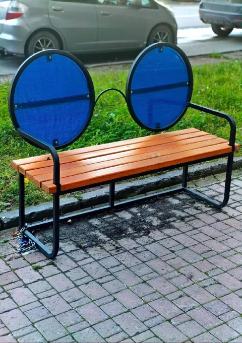 Лавочка в огромных очках