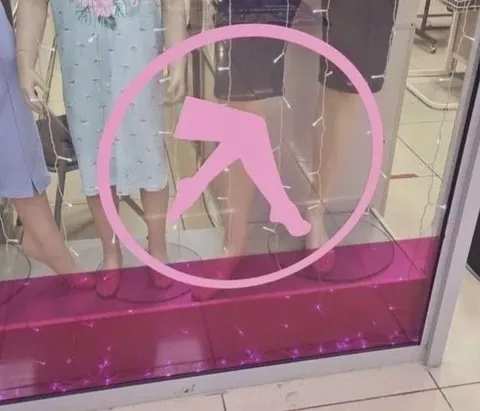 Странный логотип на витрине
