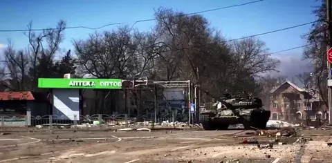 Танк проезжает мимо аптеки