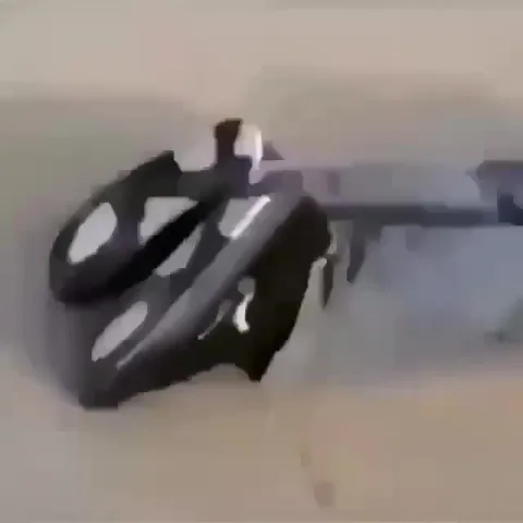 Человек катается на людях