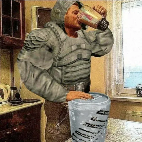 Солдат пьёт из ведра
