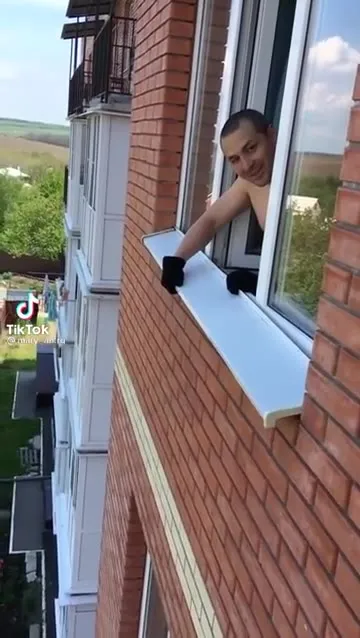 Мужчина выпускает птиц из окна