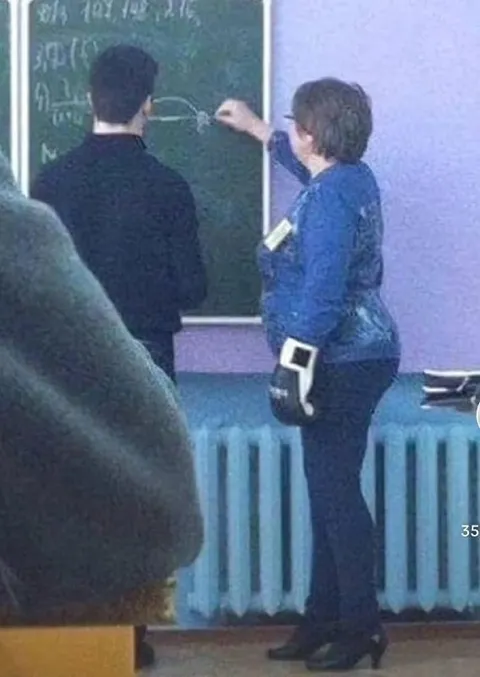 Учитель объясняет у доски