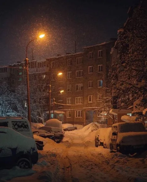 Снежный двор ночью
