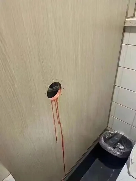Дыра в кабинке туалета
