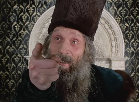 Бородатый мужчина указывает пальцем