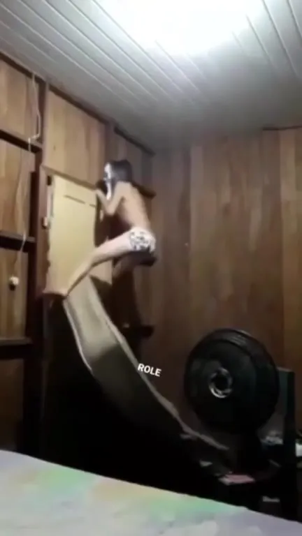 Призрак исчезает за дверью