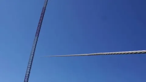 Гаечный ключ против провода