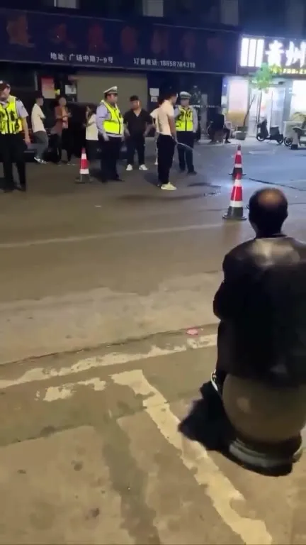 Мужчина устроился на дорожном конусе