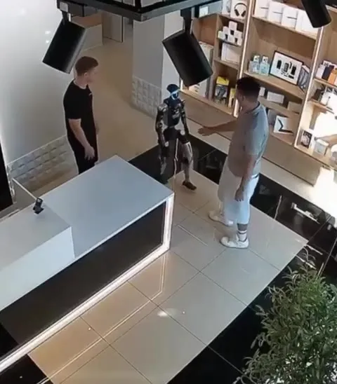 Люди ловят падающего робота