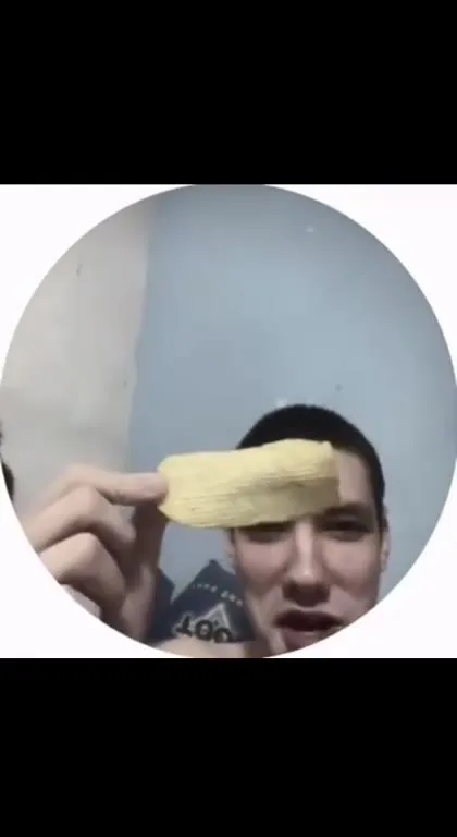 Кот отбирает еду у человека
