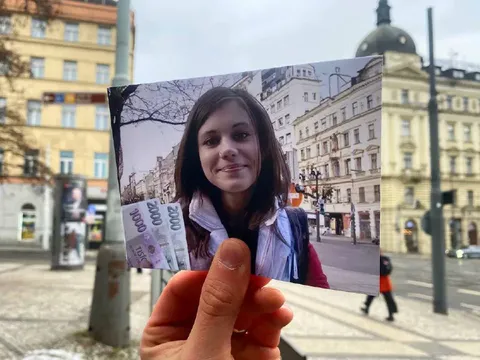Девушка на фотографии с деньгами