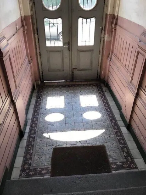 Солнечный смайлик у двери