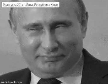 Путин медленно улыбается