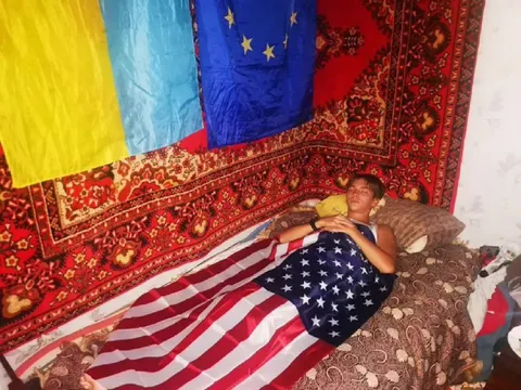 Спит под флагом США