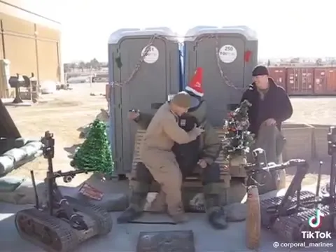 Рождественская сцена на военной базе
