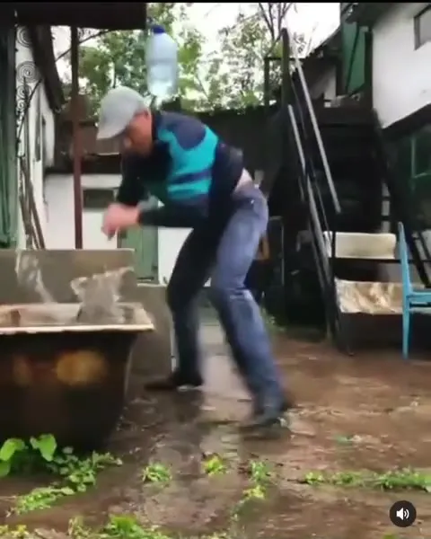Мужчина против двора и ловушек