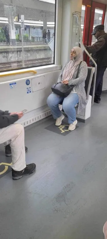 Женщина сидит на месте для коляски