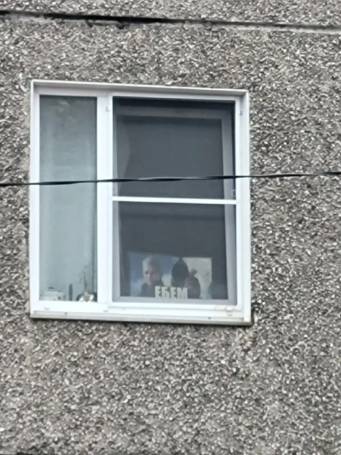 Люди в окне