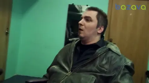 Мужчина в кресле под музыку