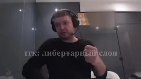 Мужчина с гарнитурой объясняет