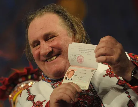 Депардье показывает российский паспорт