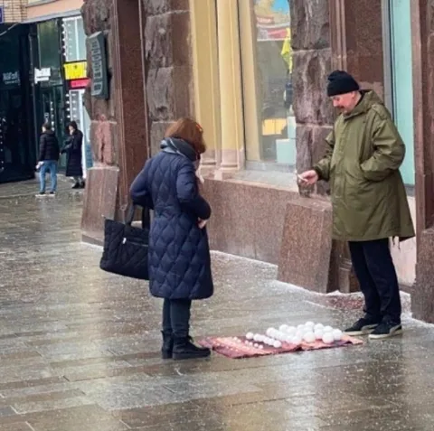 Продажа снежков в дождь
