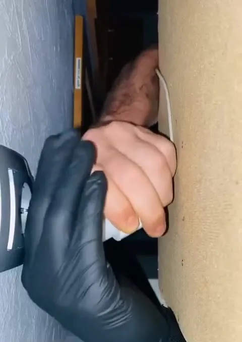Мать, я зарядку вставляю