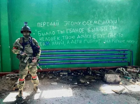 Солдат и надпись на стене