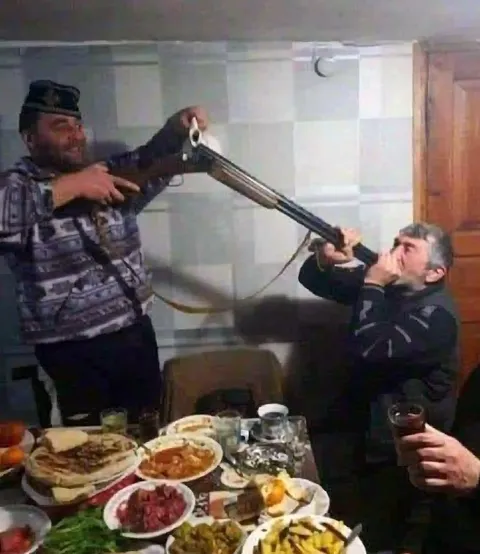 Пьют водку из ружья