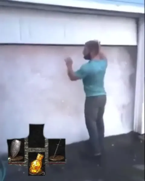 Мужчина исчезает в снегу