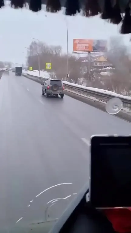 Машина и фельдшер на зимней дороге