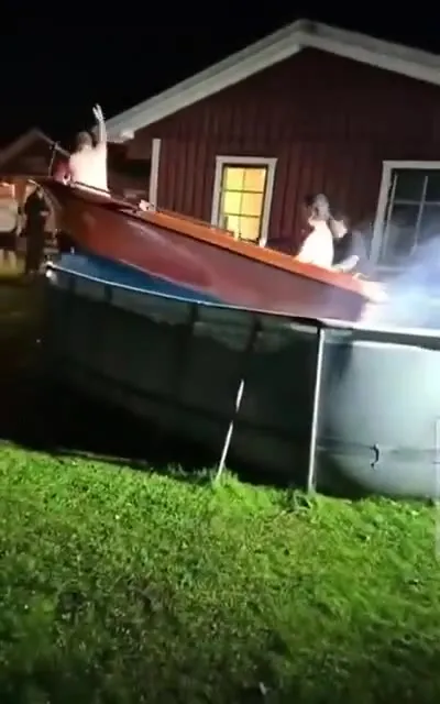 Лодка влетает в бассейн