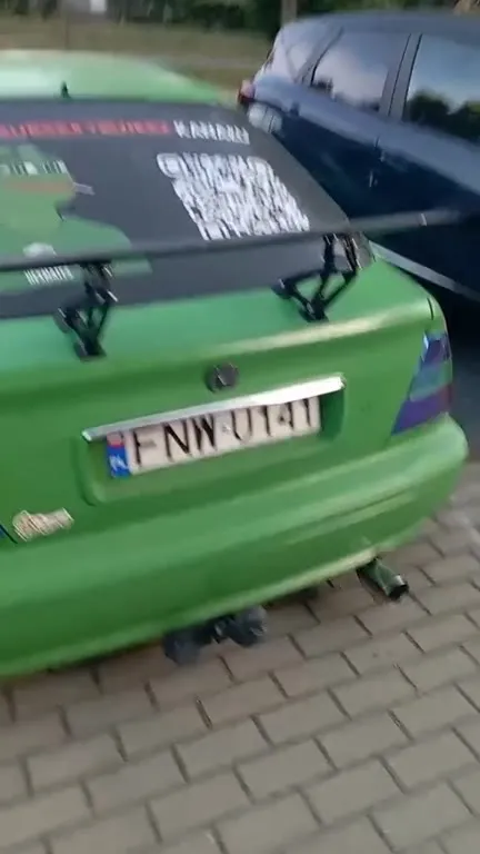 Zielony samochód z Pepe