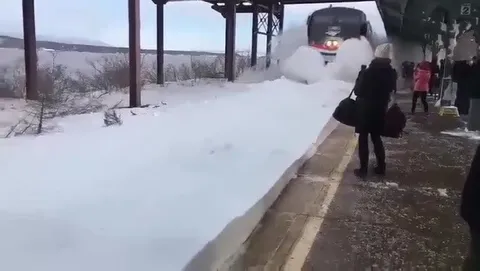 Поезд и снежная волна