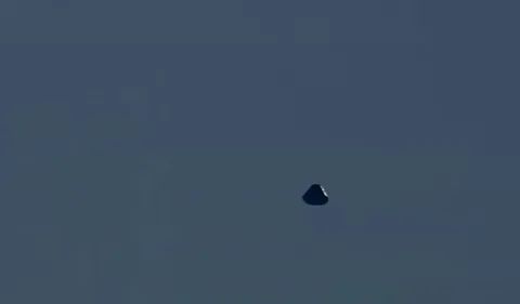 Тёмный НЛО в небе
