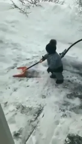 Малыш чистит снег