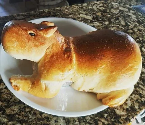 Кролик из хлеба на тарелке