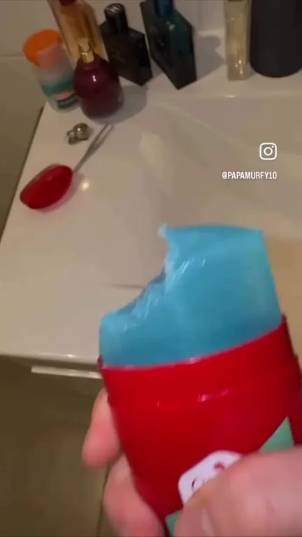 Красная баночка и пузырьки