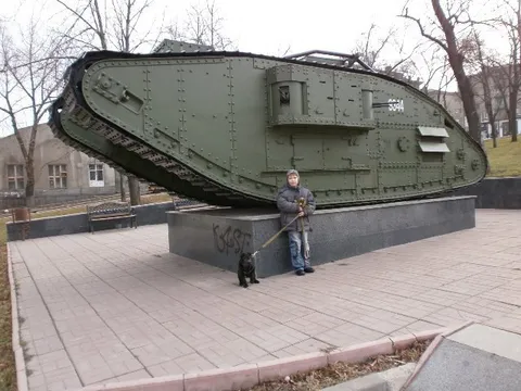 Мальчик выгуливает танк