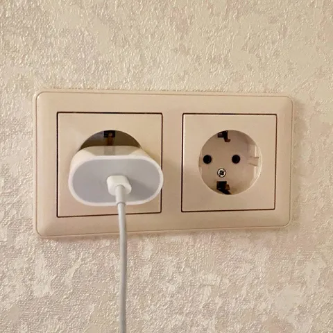 Зарядка из дырочки в стене