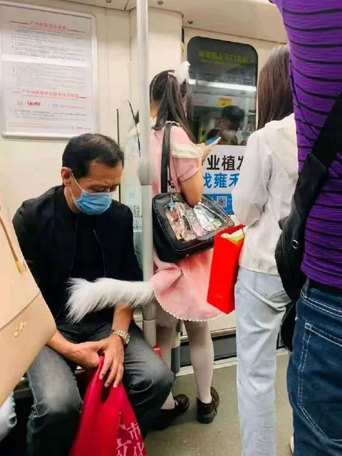地铁里突然长出一条尾巴