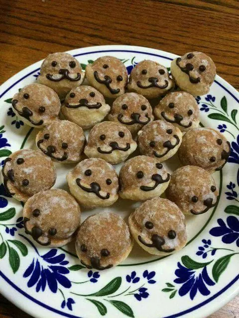 Печеньки с усатыми лицами