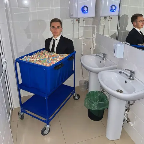 Серьёзный человек с тележкой сладостей