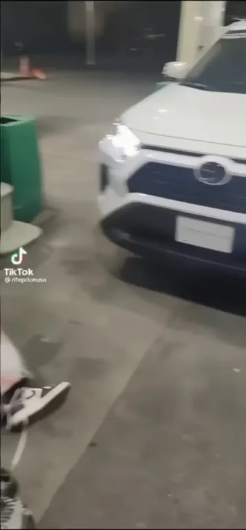 Спит у бензоколонки