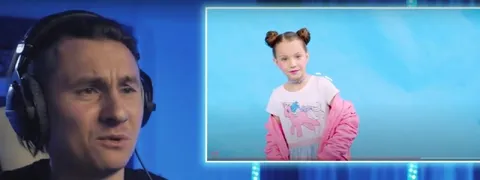 Мужчина смотрит на девочку