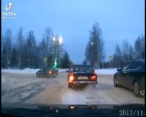 Лада боком на зимнем перекрёстке