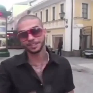 Мужчина в очках на улице