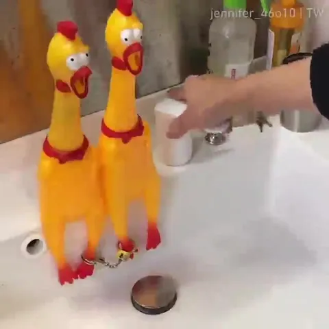 Кричащие уточки в раковине