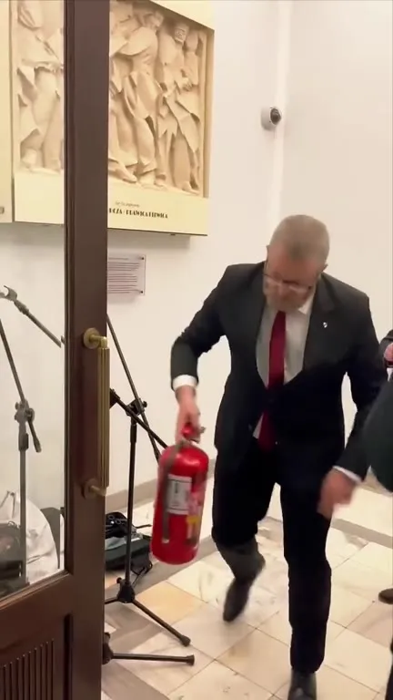 Пожарный на свадебном танце